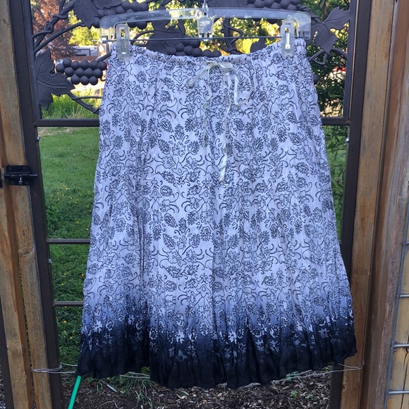 White House Black Market Dresses & Skirts - White House/Black Market black and white 100% silk gathered skirt size XS